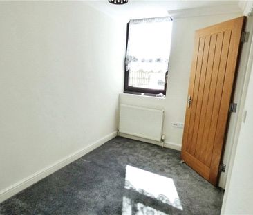 2 bedroom apartment to rent North Street, Emsworth, Hampshire, PO10 - Photo 2