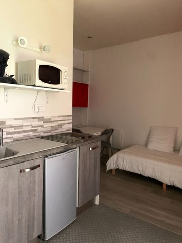 studio meublé en ville avec terrasse - Photo 3