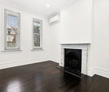 A sophisticated newly renovated terrace home located in a prime cit... - Photo 3