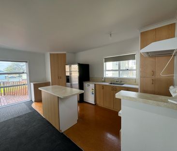 Spacious Family Home in Central of Pukekohe - Photo 4