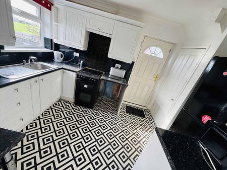 2 bedroom semi-detached house to rent - Photo 2