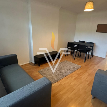 4 bedroom semi-detached house to rent - Photo 3