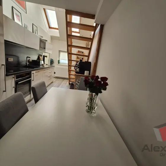 Atypický podkrovní prostor 3+1+galerie 85 m - Photo 1