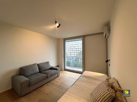 Volledig gerenoveerd 2-slk appartement met ruim terras en garagebox te Berchem! - Photo 4