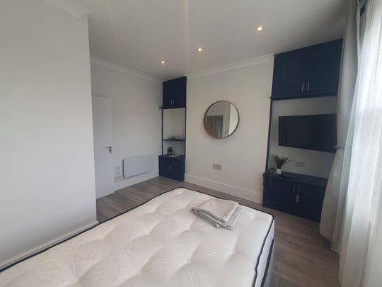 Room in a Shared Flat, West Kensington, W14 - Photo 1