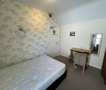 1 bedroom in a house share to rent - Photo 2
