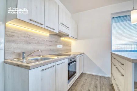 Pronájem moderního bytu 1+kk s terasou, šatnou a parkováním Kaskády Hranice - Photo 4