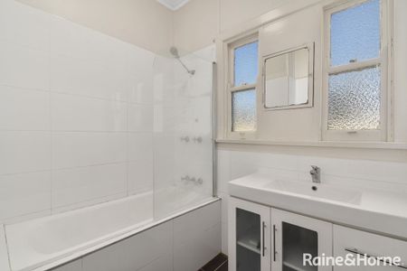 Spacious Three Bedroom Home - Photo 5