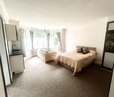 Room in a Shared House, Burgess Road, SO16 - Photo 3