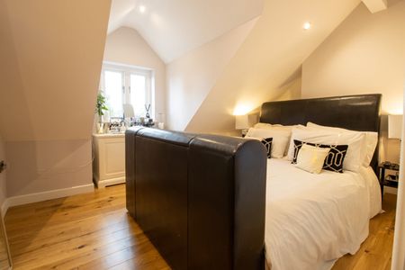 2 Bed Flat, Harrogate Road, LS17 - Photo 2