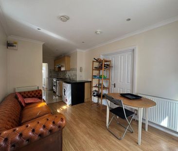 1 bedroom in a house share to rent - Photo 3