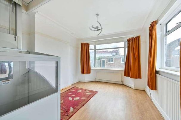 Central Avenue, Hounslow, TW3 - Photo 1