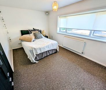 A 3 Bedroom Terraced - Photo 3