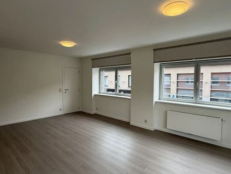 Volledig gerenoveerd, instapklaar duplex appartement met terras in het centrum van Tielt. - Foto 3