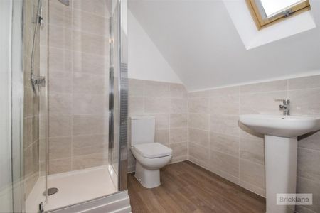 4 bed House - Semi-Detached To Let - Photo 2