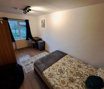Room in a Shared House, Ettrick Street, E14 - Photo 5