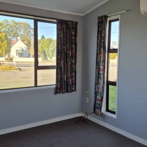 Right in the Centre of Mataura! - Photo 2