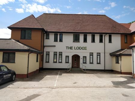 The Lodge, New Penkridge Road 133 New Penkridge Road, Cannock, Staffordshire - Photo 2