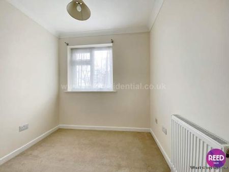 3 bedroom property to rent in Leigh On Sea - Photo 4