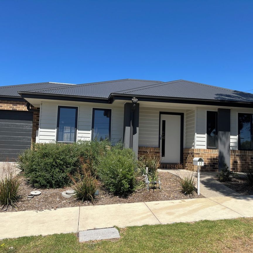 Neat low maintenance property! - Photo 1