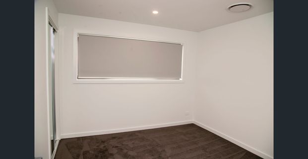 Morden Townhouse - Photo 1