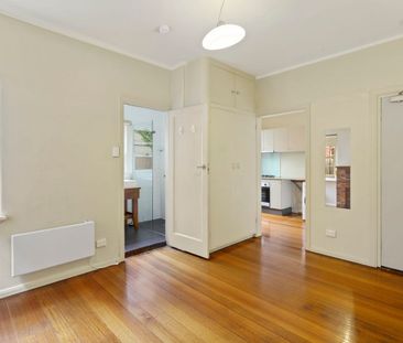Character Art Deco Studio overlooking Fawkner Park. - Photo 6
