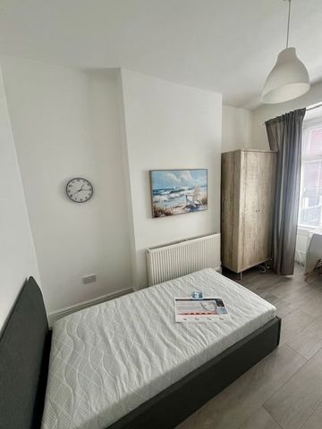 Room in a Shared House, Park Retreat, B66 - Photo 4
