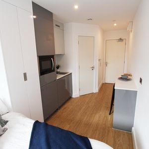 Studio Flat, West Point, M16 - Photo 2