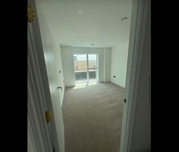 2 Bed Penthouse, Watermeadow Lane, SW6 - Photo 4