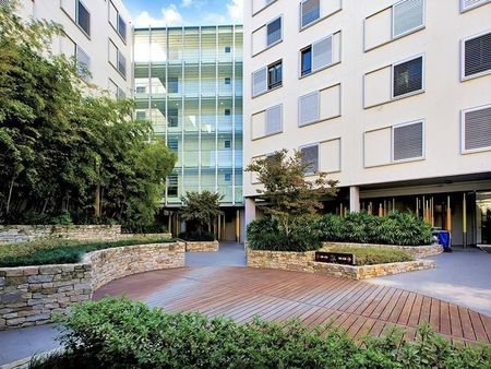 Designer 2 Bedroom Apartment in Rushcutters Bay - Photo 4