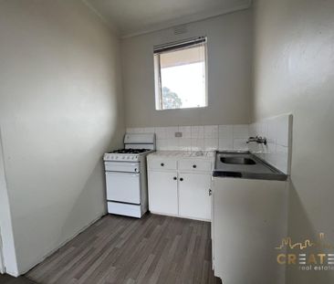 CHARMING ONE BEDROOM APARTMENT IN PRIME LOCATION - Photo 2