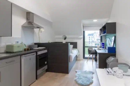 Silver Balcony Studio Riverside (Top Floor) - Photo 5