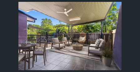 Large pool with large entertainment area & situated in a quiet cul-de-sac with - Photo 4