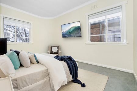 Two-bedroom Art Deco Apartment in Prime Location! - Photo 2