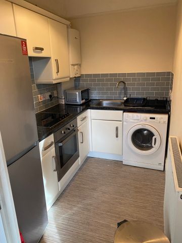 2 Bed Flat, Hotwell Road, BS8 - Photo 4