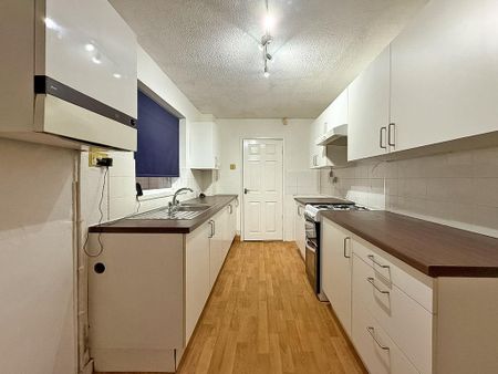 3 bedroom semi-detached house to rent - Photo 5