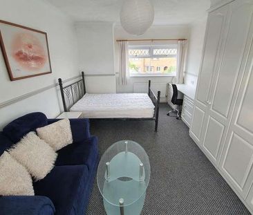 Bedroom Detached House In Wallisdown, BH12 - Photo 2
