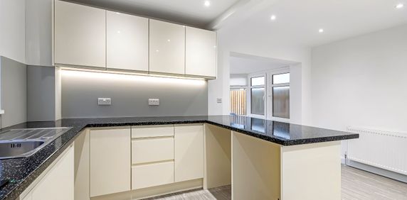 3 bedroom detached house to rent - Photo 2