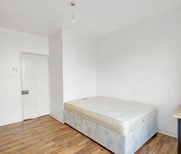 3 bedroom flat to rent - Photo 4