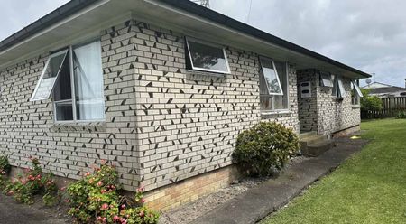 Large family home in Otara - Photo 5