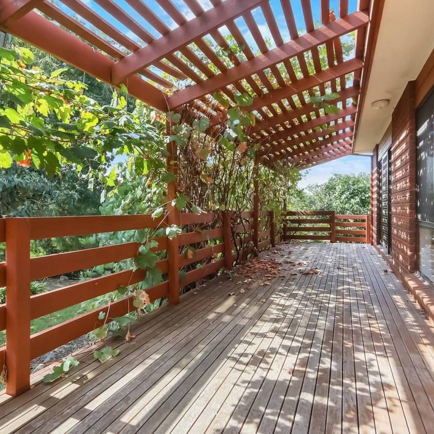 LOVELY FAMILY HOME IN QUIET COURT LOCATION! - Photo 1