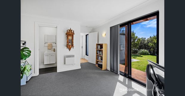 Contemporary family living with glorious mountain views - Photo 1