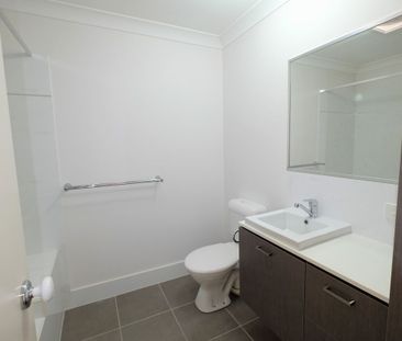 IMMACULATE AIR-CONDITIONED 3 BEDROOM TOWNHOUSE IN POPULAR, CENTRALL... - Photo 1