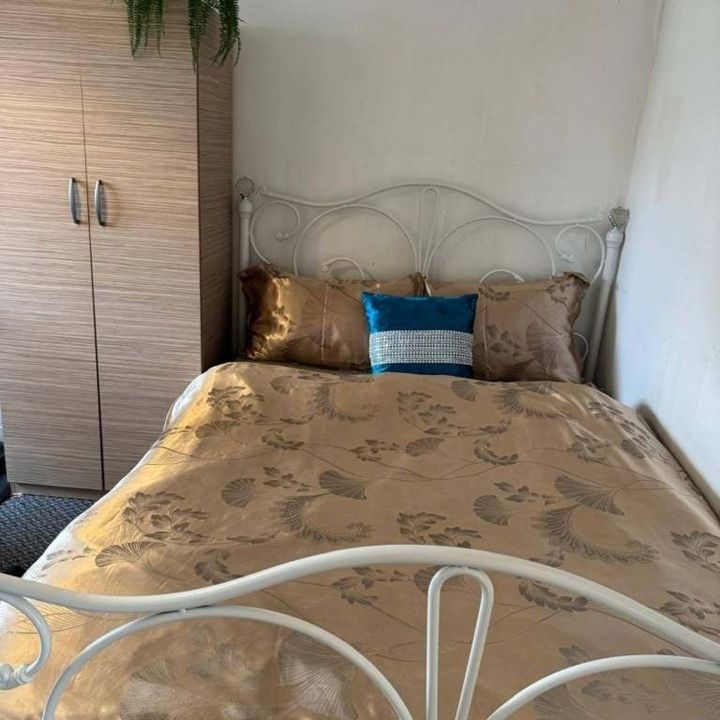 Room in a Shared Flat, Harts Lane, IG11 - Photo 2