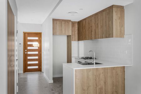 THREE BEDROOM TOWNHOUSE - Photo 4