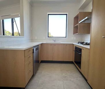 Modern Refurbished Townhouse with Sky Tower View & Pool Access - Photo 2