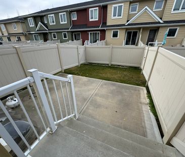 Red Deer Townhouse For Rent 3 Bedrooms 2.5 Bathrooms - Photo 1