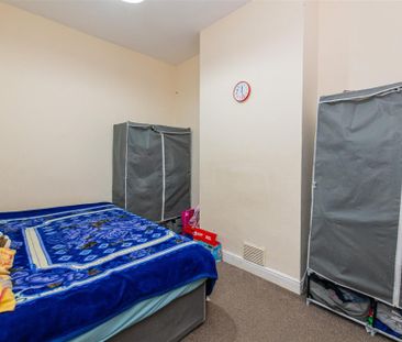 3 bed House - Mid Terrace To Let - Photo 4