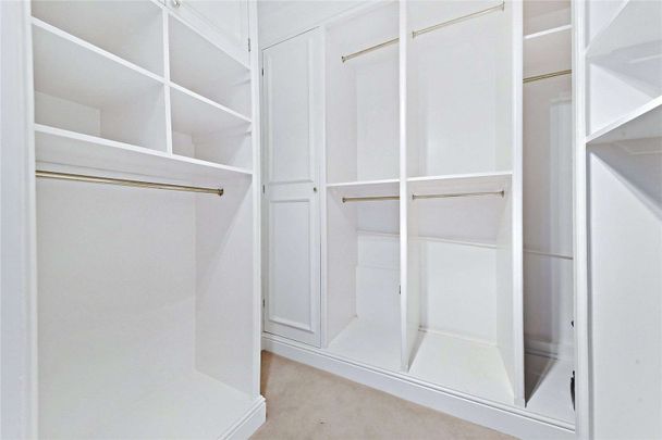 Impressive 1 bedroom period apartment, enviably located in a charming mansion block in the heart of Westminster. - Photo 1