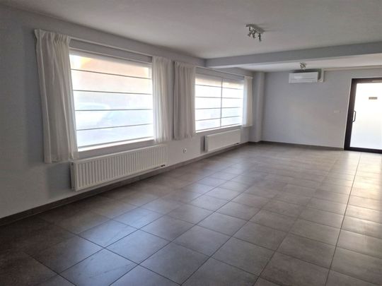 Gelijkvloers appartement met 1 slaapkamer en staanplaats - Foto 1